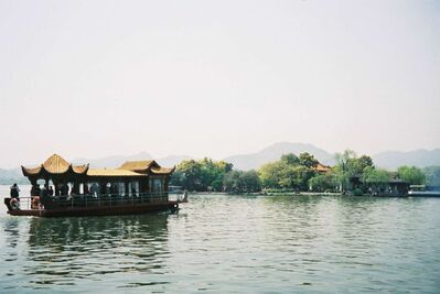 Boat_in_the_lake.jpg