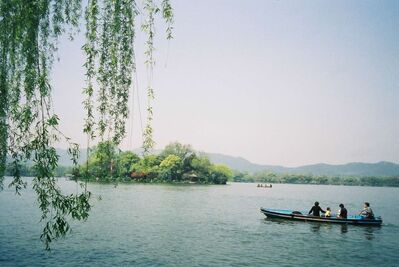 Hangzhou_lake.jpg