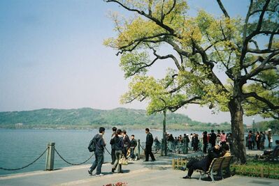 Tourists_by_Hangzhou_lake.jpg