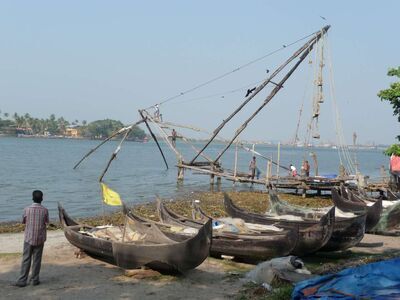 Boats_by_the_sea_side.JPG