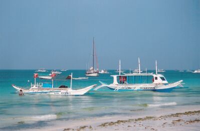 Boats_docked_by_the_beach.JPG